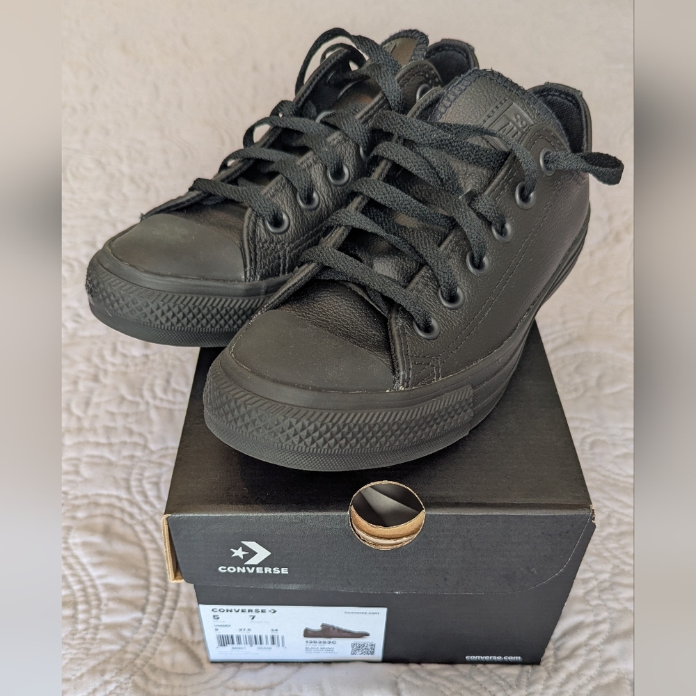 Sz M5 W7 Leather Converse Black Low-Top Sneakers